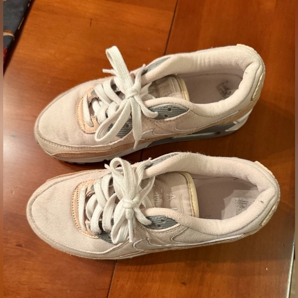 Nike Air Max Women’s 6 Sneakers - Picture 2 of 3